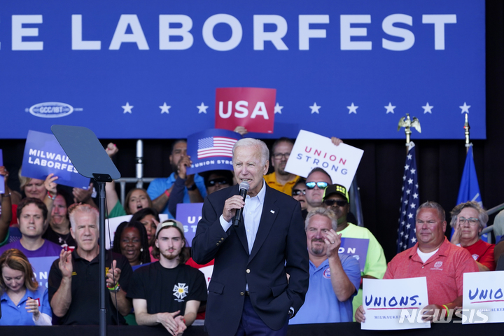 [밀워키=AP/뉴시스] 조 바이든 미국 대통령이 노동절인 5일(현지시간) 위스콘신주 밀워키의 헨리 마이어 축제 공원에서 연설하고 있다. 바이든 대통령은 미국 제조업을 부활해 노동자들이 대접받도록 할 것이라고 말했다. 2022.09.06.