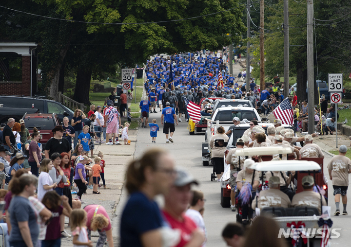 [분빌=AP/뉴시스] 노동절인 5일(현지시간) 미 인디애나주 분빌에서 열린 제136회 연례 노동절 퍼레이드 참석자들이 도로를 따라 행진하고 있다. 2022.09.06.