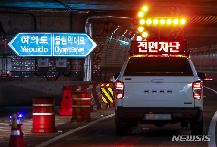 [서울=뉴시스] 정병혁 기자 = 태풍 힌남노가 북상중인 6일 오전 서울 신월지하차도 올림픽대로 진입로가 한강 수위 상승으로 인해 통제되어 있다. 2022.09.06. jhope@newsis.com