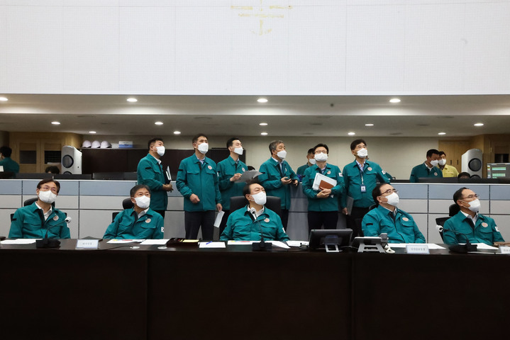 [서울=뉴시스] 윤석열 대통령이 지난 5일 서울 용산 대통령실 국가위기관리센터에서 태풍 힌남노 심야 점검회의를 주재, CCTV 영상을 통해 태풍 상륙 상황을 지켜보며 힌남노의 진로와 풍속 등을 기상청장에게 화상으로 보고받고 있다. (사진=대통령실 제공) 2022.09.06. photo@newsis.com *재판매 및 DB 금지