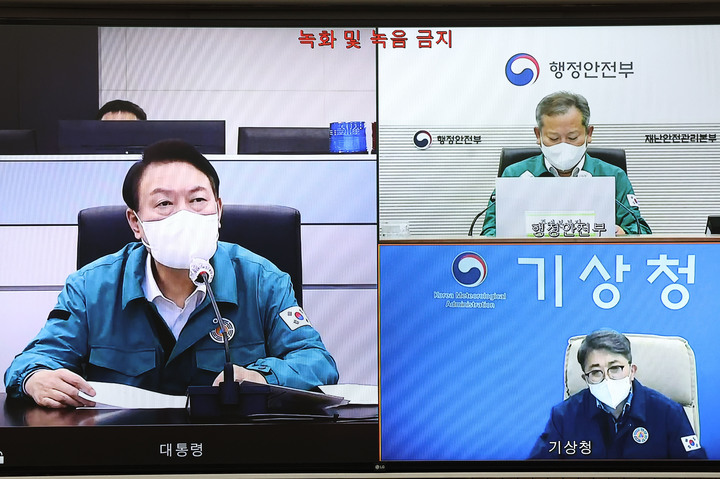 [서울=뉴시스] 윤석열 대통령이 지난 5일 서울 용산 대통령실 국가위기관리센터에서 태풍 힌남노 심야 점검회의를 주재, CCTV 영상을 통해 태풍 상륙 상황을 지켜보며 힌남노의 진로와 풍속 등을 기상청장에게 화상으로 보고받고 있다. (사진=대통령실 제공) 2022.09.06. photo@newsis.com *재판매 및 DB 금지