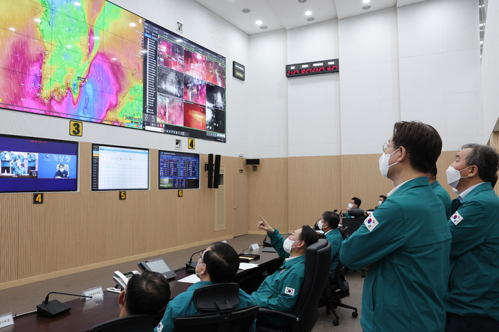 [서울=뉴시스] 윤석열 대통령이 6일 오전 서울 용산 대통령실 국가위기관리센터에서 태풍 힌남노 심야 점검회의를 주재, 태풍 진행 상황을 점검하고 있다. (사진=대통령실 제공) 2022.09.06. photo@newsis.com *재판매 및 DB 금지