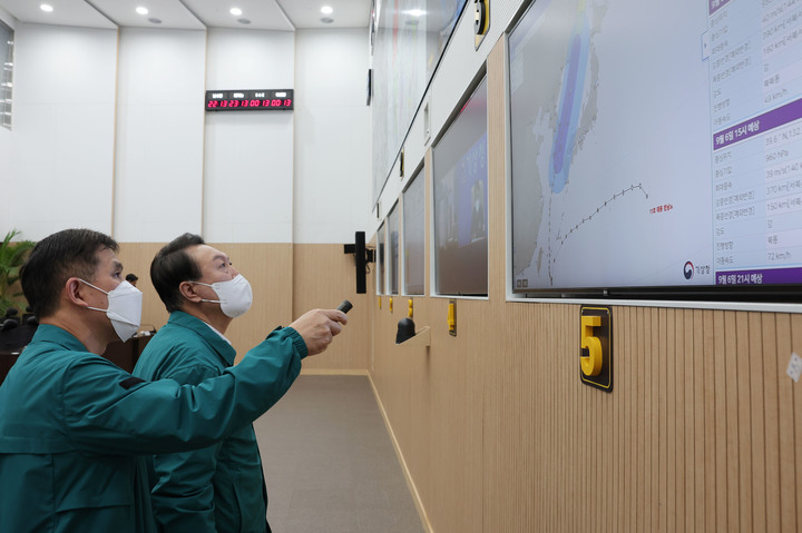 [서울=뉴시스] 윤석열 대통령이 6일 오전 서울 용산 대통령실 국가위기관리센터에서 태풍 힌남노 심야 점검회의를 주재, 태풍 진행 상황을 점검하고 있다. (사진=대통령실 제공) 2022.09.06. photo@newsis.com *재판매 및 DB 금지