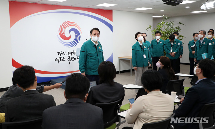 [서울=뉴시스] 홍효식 기자 = 윤석열 대통령이 6일 오전 서울 용산 대통령실 청사 오픈라운지를 찾아 태풍 힌남노 관련 브리핑을 한 뒤 기자들을 격려하고 있다. 2022.09.06. yesphoto@newsis.com