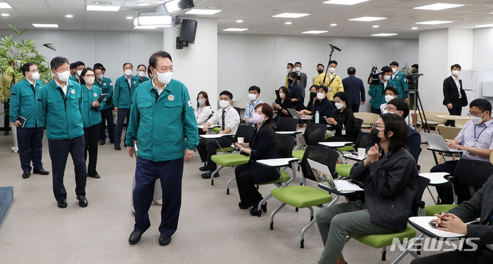[서울=뉴시스] 홍효식 기자 = 윤석열 대통령이 6일 오전 서울 용산 대통령실 청사 오픈라운지를 찾아 태풍 힌남노 관련 브리핑을 한 뒤 기자들을 격려하고 있다. 2022.09.06. yesphoto@newsis.com