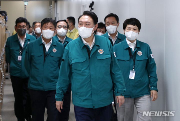 [서울=뉴시스] 홍효식 기자 = 윤석열 대통령이 6일 오전 서울 용산 대통령실 청사 오픈라운지를 방문하고 있다. 2022.09.06. yesphoto@newsis.com