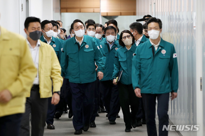 [서울=뉴시스] 홍효식 기자 = 윤석열 대통령이 6일 오전 서울 용산 대통령실 청사 오픈라운지를 찾아 태풍 힌남노 관련 브리핑을 하고 기자들을 격려한 뒤 나서고 있다. 2022.09.06. yesphoto@newsis.com