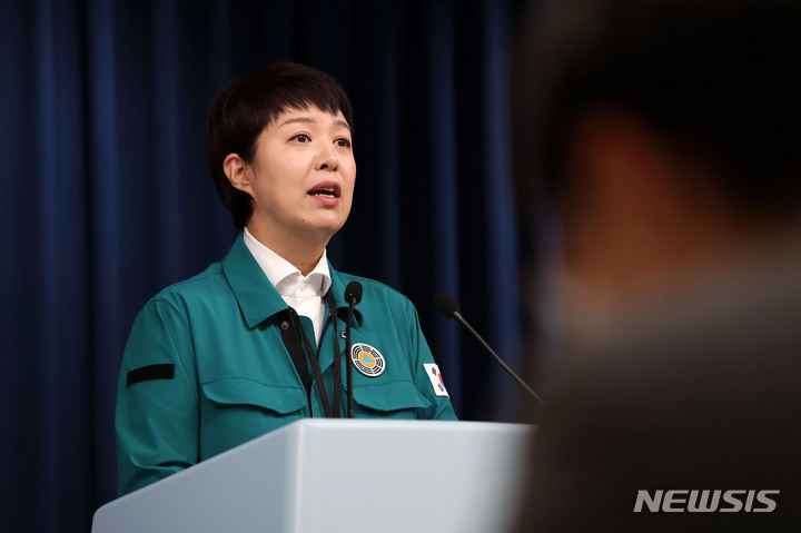 [서울=뉴시스] 홍효식 기자 = 김은혜 홍보수석이 6일 오전 서울 용산 대통령실 브리핑룸에서 태풍 힌남노 관련 브리핑을 하고 있다. 2022.09.06. yesphoto@newsis.com