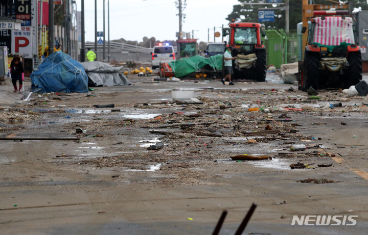 [부산=뉴시스] 하경민 기자 = 제11호 태풍 '힌남노'가 지나간 6일 오전 부산 수영구 광안리해수욕장 앞 도로가 거센 파도에 떠밀려온 모래와 바위 등으로 뒤덮여 있다. 2022.09.06. yulnetphoto@newsis.com