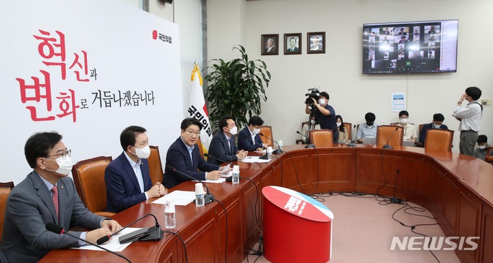[서울=뉴시스] 김선웅 기자 = 권성동 국민의힘 원내대표가 6일 서울 여의도 국회에서 열린 시·도당 위원장 태풍피해 점검 화상회의를 주재하고 있다. (공동취재사진) 2022.09.06. photo@newsis.com