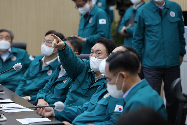 [서울=뉴시스] 윤석열 대통령이 6일 서울 용산 대통령실 국가위기관리센터에서 태풍 힌남노 대비 비상대책회의를 주재하고 태풍 진행 상황을 점검하고 있다. (사진=대통령실 제공) 2022.09.06. photo@newsis.com *재판매 및 DB 금지