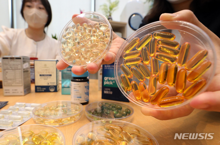 [세종=뉴시스] 강종민 기자 =  '오메가3′가 심혈관 질환 예방에 효과가 거의 없다는 연구 결과가 미국 학계에서 나왔다. 사진은 지난해 9월6일 한국소비자원 관계자들이 세종시 정부세종청사에서 오메가-3의 가격·품질 조사 결과를 설명하는 모습. 2022.09.06 ppkjm@newsis.com