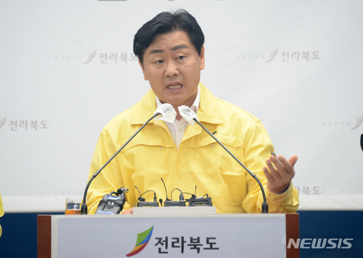 [전주=뉴시스] 김얼 기자 = 김관영 전북도지사가 6일 전북 전주시 전북도청 기자회견장에서 '지역 특화형 비자 시범사업 공모 선정'과 관련한 기자회견을 열고 질의에 답변하고 있다. 2022.09.06. pmkeul@newsis.com