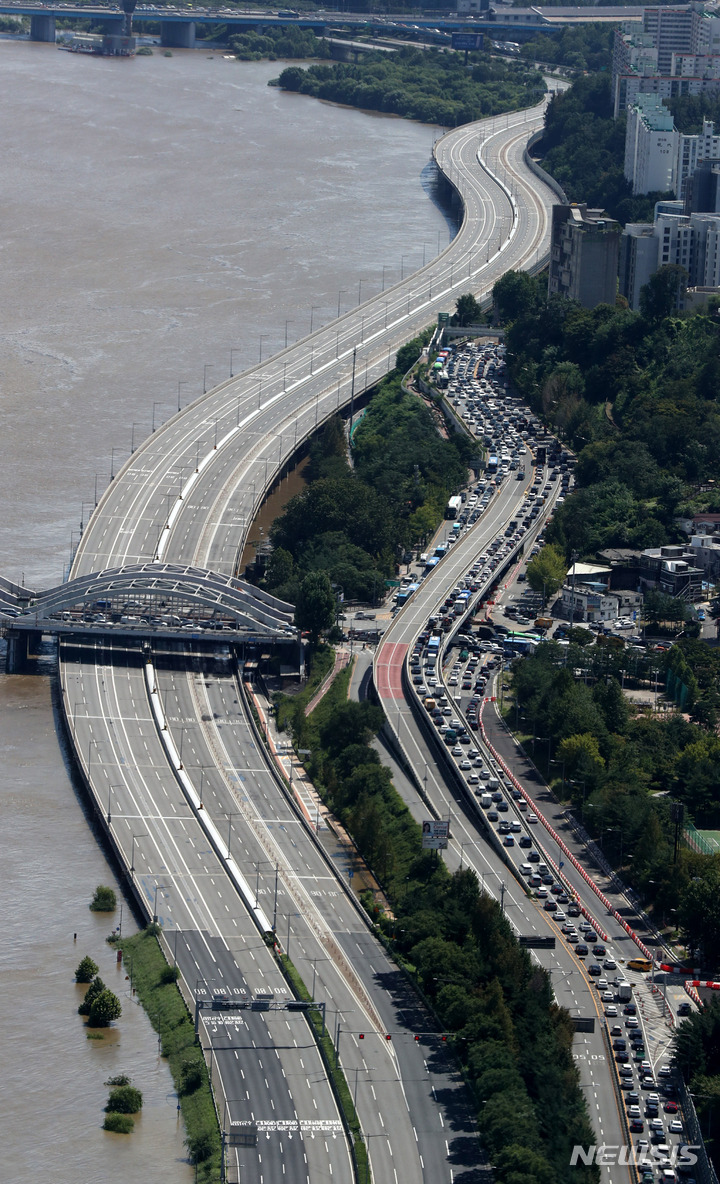 [서울=뉴시스] 추상철 기자 = 서울지역이 태풍 '힌남노'의 영향권에서 벗어난 6일 오전 서울 올림픽대로 도로가 텅 비어 있는 반면 우회도로가 극심한 차량 정체 현상을 빚고 있다. 2022.09.06. scchoo@newsis.com