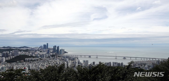 부산, 구름 많은 날씨…낮 최고기온 10도