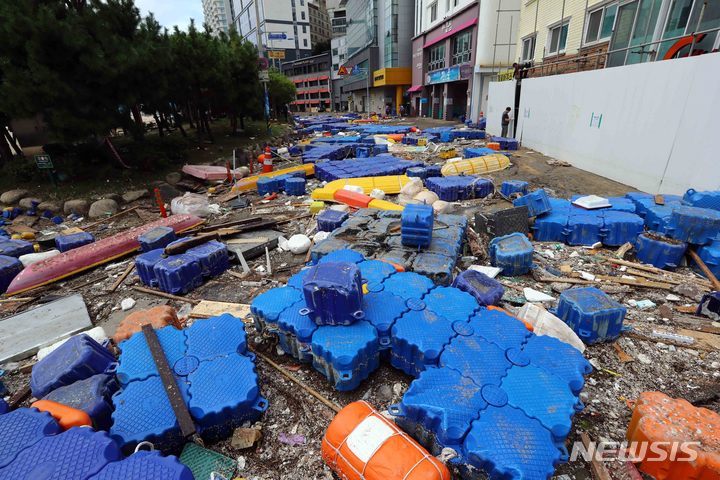 [부산=뉴시스] 하경민 기자 = 제11호 태풍 '힌남노' 영향에서 벗어난 6일 부산 서구 송도해수욕장 해변로가 떠내려온 수상레저시설로 뒤덮여 있다. 2022.09.06. yulnetphoto@newsis.com