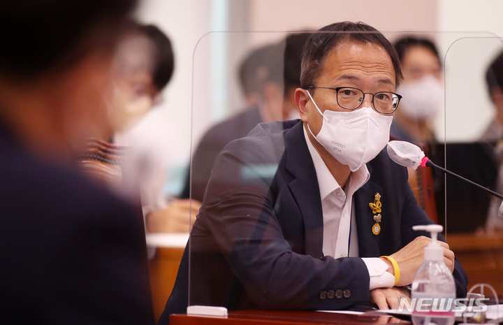 [서울=뉴시스] 고범준 기자 = 박주민 더불어민주당 의원이 지난 6일 오후 서울 여의도 국회에서 열린 법제사법위원회 전체회의에서 방기선 기획재정부 제1차관에게 질의를 하고 있다. 2022.09.06. bjko@newsis.com