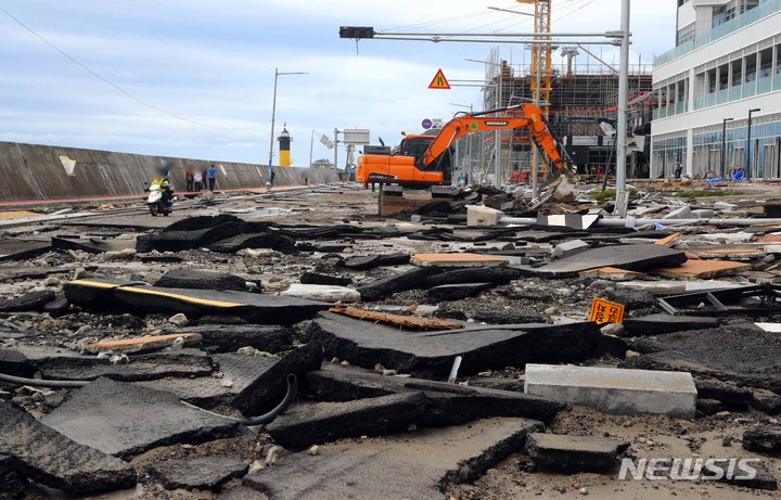 [부산=뉴시스] 하경민 기자 = 제11호 태풍 '힌남노' 영향에서 벗어난 6일 부산 서구 송도해수욕장 인근 해안로가 크게 파손된 가운데 중장비를 동원한 복구가 진행되고 있다. 2022.09.06. yulnetphoto@newsis.com