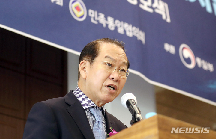 [서울=뉴시스] 김금보 기자 = 권영세 통일부 장관이 6일 오후 서울 중구 한국프레스센터에서 열린 '대북통일정책 심포지엄'에서 축사를 하고 있다. 2022.09.06. kgb@newsis.com