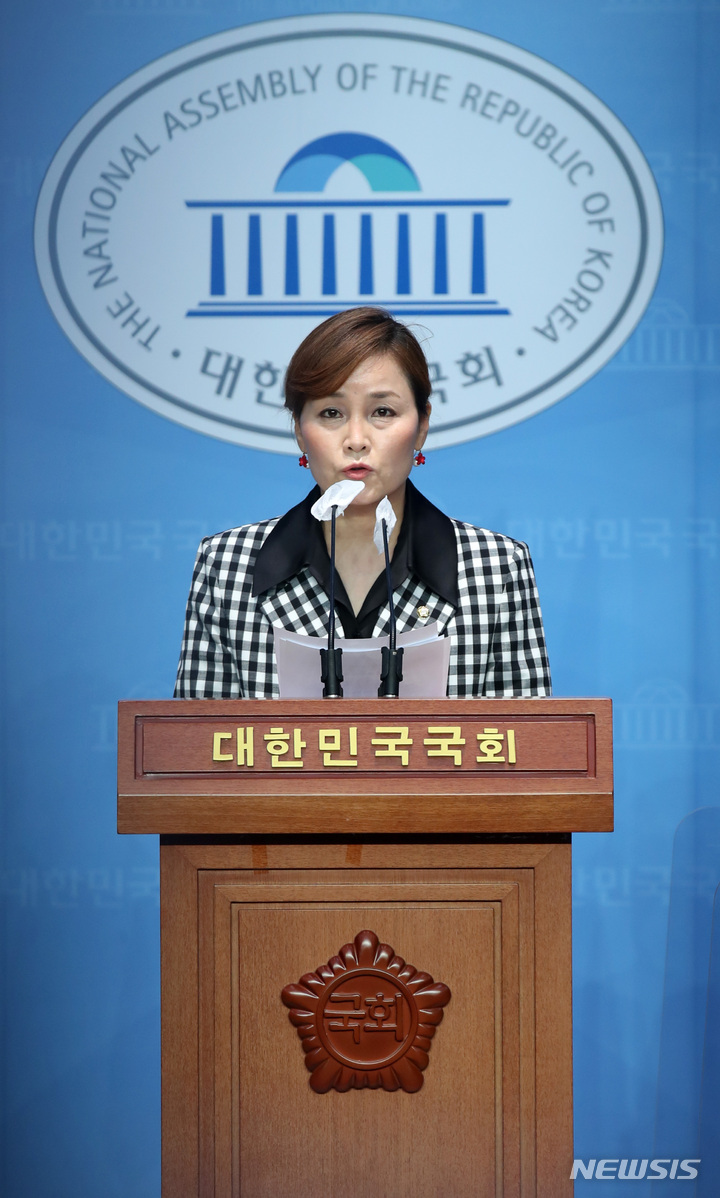 [서울=뉴시스] 고범준 기자 = 더불어민주당 대변인에 임명된 임오경 의원이 6일 오후 서울 여의도 국회 소통관에서 권성동 국민의힘 원내대표의 발언과 관련 브리핑을 하고 있다. 이날 권 원내대표는 이재명 더불어민주당 대표의 검찰 소환 불출석 결정에 대해 의견을 묻는 취재진 질문에 '이 대표 스스로 본인을 성역이나 치외 법권 지역에 있다고 착각하지 말기를 바란다'고 했다. 2022.09.06. bjko@newsis.com