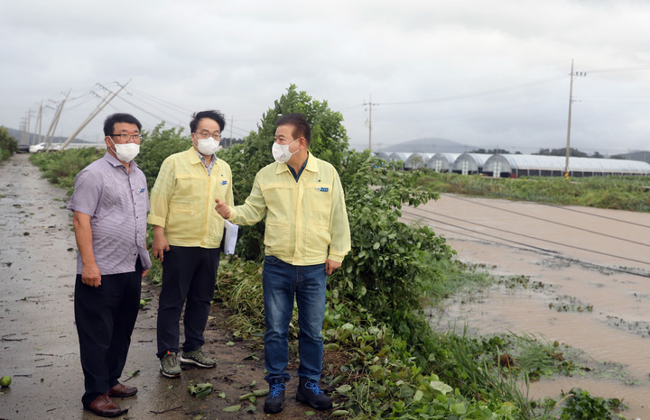 [영광=뉴시스] 강종만 전남 영광군수가 6일 태풍 '힌남로' 영향으로 침수된 농경지를 살펴보고 응급 복구를 지시하고 있다. (사진=영광군 제공) 2022.09.06. photo@newsis.com *재판매 및 DB 금지