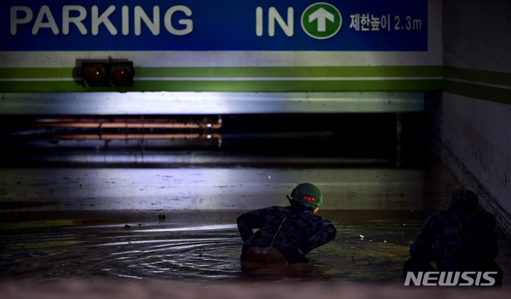 [포항=뉴시스] 이무열 기자 = 6일 오후 경북 포항시 남구의 한 아파트에서 해병대 특수수색대 대원들이 태풍 '힌남노'로 인해 지하 주차장에서 실종된 주민 7명을 찾는 수색작업을 벌이고 있다. 2022.09.06. lmy@newsis.com