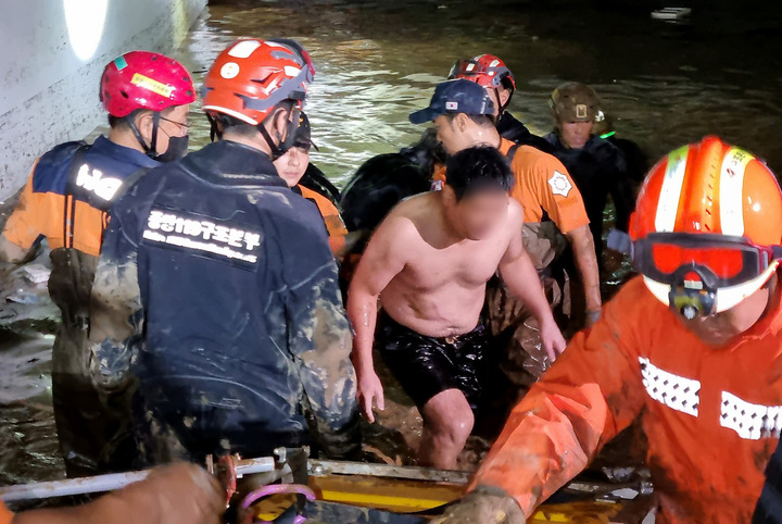 [포항=뉴시스] 이무열 기자 = 지난 6일 오후 경북 포항시 남구의 한 아파트에서 소방당국이 태풍 '힌남노'로 인해 지하 주차장에서 실종된 주민 7명중 1명을 구조하고 있다. (사진=경북도소방본부 제공) 2022.09.06. photo@newsis.com *재판매 및 DB 금지