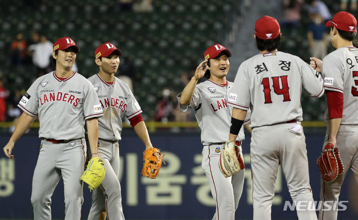 [서울=뉴시스] 조성우 기자 = 6일 오후 서울 송파구 잠실야구장에서 열린 2022 KBO리그 SSG 랜더스와 LG 트윈스의 경기, SSG 선수들이 LG에 8-6 승리를 거둔 뒤 기뻐하고 있다. 2022.09.06. xconfind@newsis.com