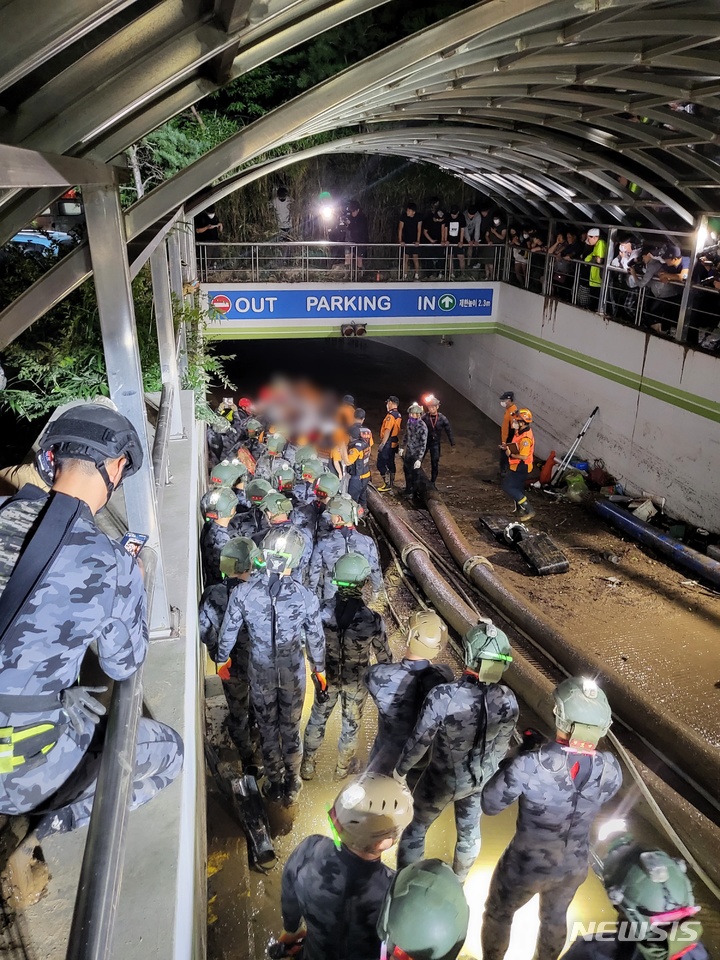 [포항=뉴시스] 이바름 기자 = 태풍 힌남노의 영향으로 침수된 경북 포항시 남구의 한 아파트 지하 주차장에서 사망한 것으로 추정되는 50대 남성이 발견됐다. 2022.09.06. right@newsis.com