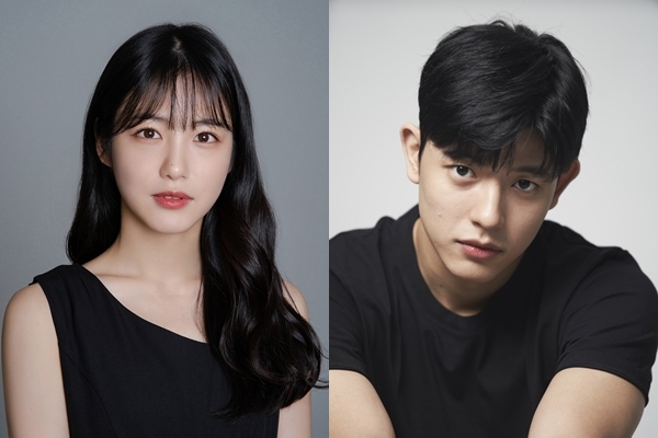 신예은(왼쪽), 로몬