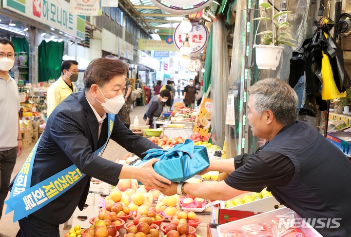 전통시장을 찾은 박승원 시장.