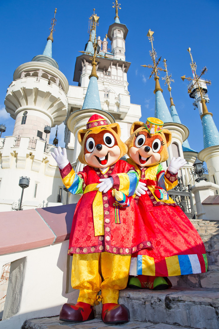 한복 입은 롯데월드 어드벤처 마스코트 '로티'와 '로리' *재판매 및 DB 금지