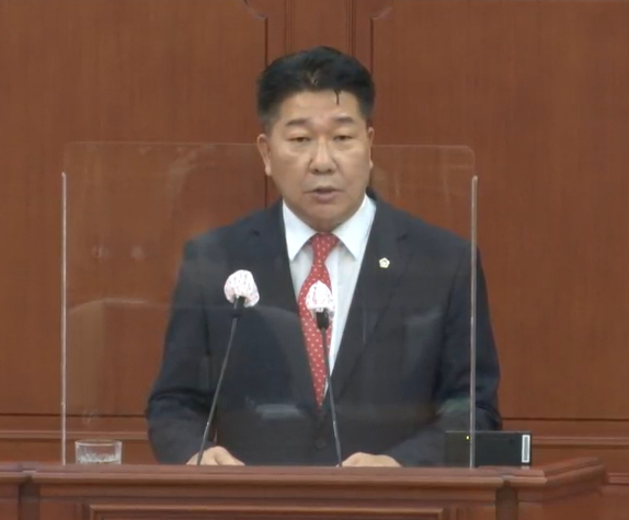 [대전=뉴시스] 조명휘 기자 = 송활섭(국민의힘·대덕구2) 대전시의원이 7일 제267회 제1차 정례회 제2차 본회의에서 시정질의를 하고 있다. 2022.09.06. photo@newsis.com *재판매 및 DB 금지