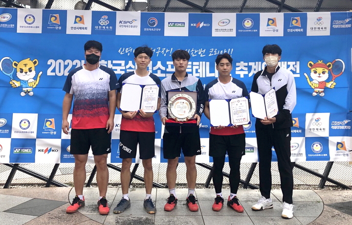 지난 1일부터 7일까지 경기도 안성 국제소프트테니스장에서 열린 '2022 안성 한국실업 소프트테니스 추계 연맹전'에 출전해 남자단식 금메달과 혼합복식 금메달을 비롯해 단체전 동메달을 따낸 전북 순창군 소프트테니스 선수단, 왼쪽부터 오승규 선수, 진인대 선수(남자단식 금메달), 최정인 선수, 김병국 선수(혼합복식 금메달), 이광삼 선수. *재판매 및 DB 금지