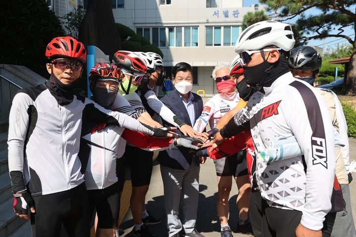 [고성(경남)=뉴시스] 신정철 기자= 경남 고성군 자전거연맹(회장 김홍식)이 2022경남고성공룡세계엑스포의 성공적 개최를 위해 8일부터 16일까지 인천에서 시작해 부산, 제주 등을 지나 당항포관광지까지 867㎞ 자전거 국토 종주를 진행한다.고성군 자전거연맹 회원들이 7일 이상근 고성군수와 함께 출정식을 갖고 있다.(사진=고성군 제공).2022.09.07. photo@newsis.com *재판매 및 DB 금지