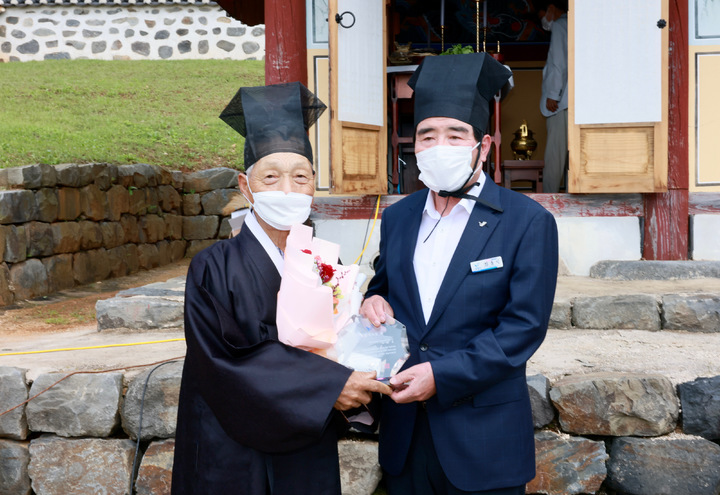 이풍호씨(왼쪽)와 김동일 보령시장 *재판매 및 DB 금지