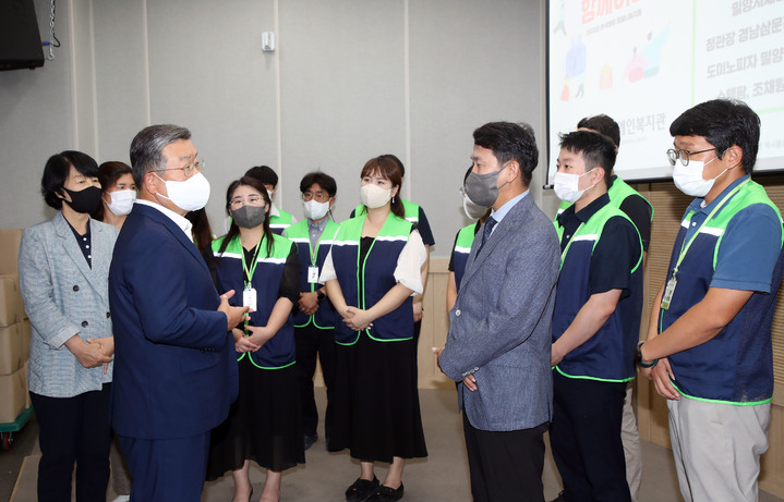 [밀양=뉴시스] 안지율 기자 = 박일호 경남 밀양시장은 7일 추석 명절을 앞두고 관내 장애인복지관을 방문해 관계자들을 격려하고 있다. (사진=밀양시 제공) 2022.09.07. photo@newsis.com *재판매 및 DB 금지