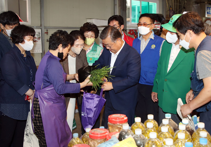 [밀양=뉴시스] 안지율 기자 = 박일호 경남 밀양시장은 7일 추석 명절을 앞두고 관내 전통시장인 아리랑시장을 방문해 제수용품을 구입하고 있다. (사진=밀양시 제공) 2022.09.07. photo@newsis.com *재판매 및 DB 금지