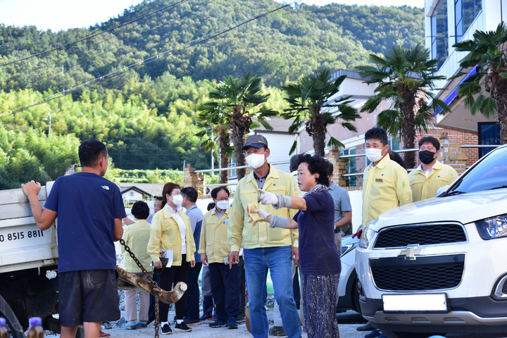 [거제=뉴시스] 신정철 기자= 경남 거제시의회(의장 윤부원)는 지난 6일, 태풍 '힌남노'로 발생한 피해를 점검하기 위해 남부면 여차·해금강마을, 동부면 망치마을, 장목면 하유마을, 장승포 수변공원 일대에 대한 현장 확인에 나섰다. 현장 점검에 나선 시의원들은 담당 공무원으로부터 태풍으로 인한 피해 상황과 조치결과를 보고 받고 피해 현장 주민들의 민원사항을 청취했다.(사진=거제시 제공).2022.09.07. photo@newsis.com *재판매 및 DB 금지