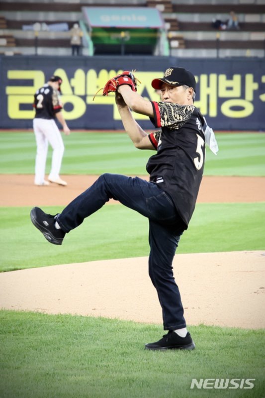 [수원=뉴시스]송재등 수원화성문화제 추진위원회 공동위원장이 지난 6일 kt 위즈 경기에 앞서 시구하고 있다.(수원시 제공)