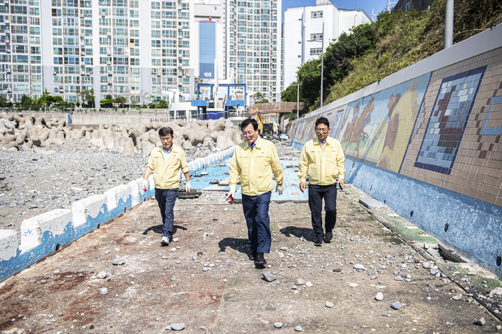 [부산=뉴시스] 제11호 태풍 '힌남노' 영향에서 벗어난 7일 김기재(가운데) 영도구청장이 강풍과 월파에 큰 피해를 입은 절영해안산책로 현장을 살펴보고 있다. (사진=영도구청 제공) 2022.09.07. photo@newsis.com *재판매 및 DB 금지