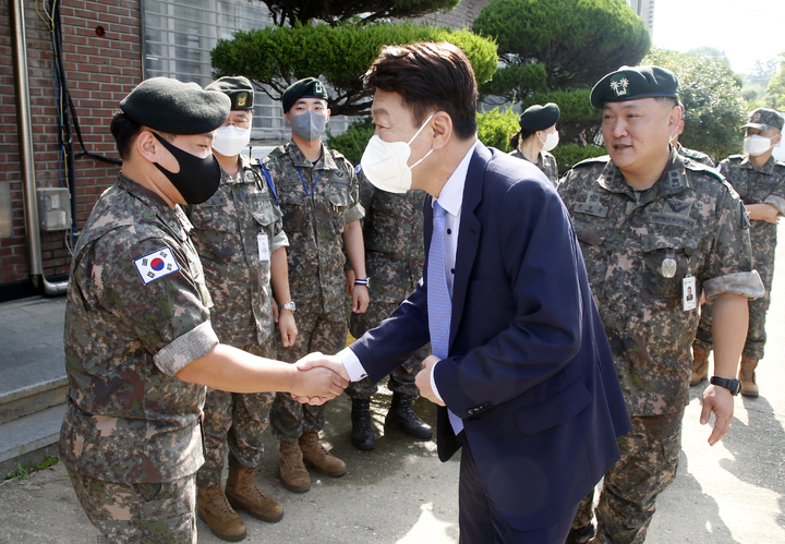 [전주=뉴시스] 한훈 기자 = 우범기 전북 전주시장은 7일 35사단 전주대대와 항공대대를 차례로 방문해 추석 명절에 고향을 찾지 못하는 군 장병을 격려했다.(사진=전주시 제공).2022.09.07. photo@newsis.com *재판매 및 DB 금지