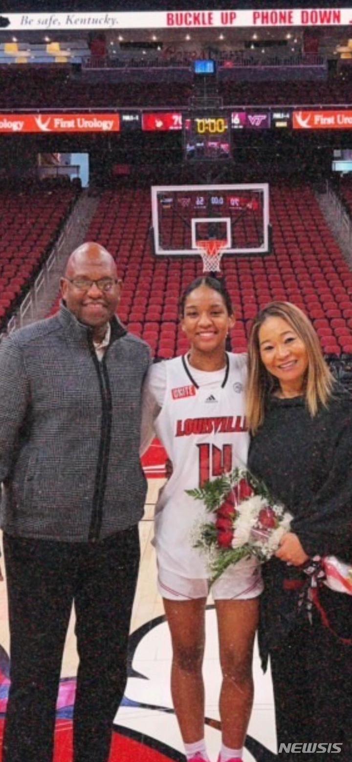 [서울=뉴시스]여자프로농구 신입선수 선발회에 참가 신청한 동포선수 키아나 스미스. 왼쪽부터 아버지 존 스미스, 키아나 스미스, 어머니 최원선씨. (사진 = 키아나 스미스 SNS 캡처)