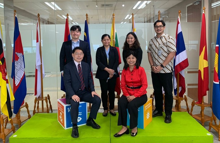 [대전=뉴시스] 조명휘 기자 = 이형종(앞줄 왼쪽) 대전시 국제관계대사가 7일 세계지방정부연합(UCLG) 아시아 태평양지부 사무국을 방문해 버나디아 찬드라데위(Bernadia Tjandradewi) 사무총장 등과 아태지부 소속 도시의 2022대전총회 참여방안을 논의한 뒤 기념사진을 찍고 있다. (사진= 대전시 제공) 2022.09.07. photo@newsis.com *재판매 및 DB 금지