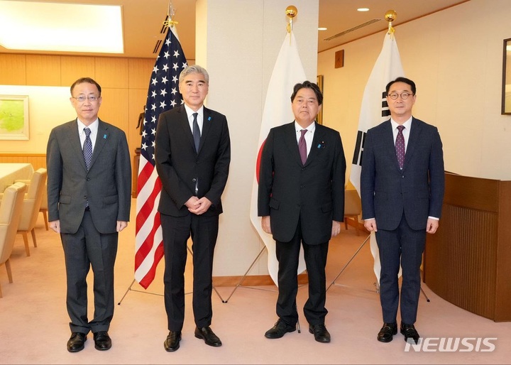 [서울=뉴시스]한미일 북핵수석대표 협의가 7일 일본 도쿄에서 진행됐다. 왼쪽부터 후나코시 다케히로 일본 외무성 아시아·대양주국장, 성김 미국 국무부 대북정책특별대표, 하야시 요시마사 일본 외무상, 김건 외교부 한반도평화교섭본부장. (사진=외교부 제공) 2022.09.07