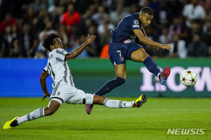 [파리=AP/뉴시스] 파리 생제르맹(PSG)의 킬리앙 음바페(오른쪽)가 6일(현지시간) 프랑스 파리의  파르크 데 프랭스에서 열린 2022~23 유럽축구연맹(UEFA) 챔피언스리그 H조 1차전 유벤투스(이탈리아)와의 경기 중 공을 다투고 있다. PSG는 음바페의 멀티 골로 유벤투스를 2-1로 꺾었다. 2022.09.07.