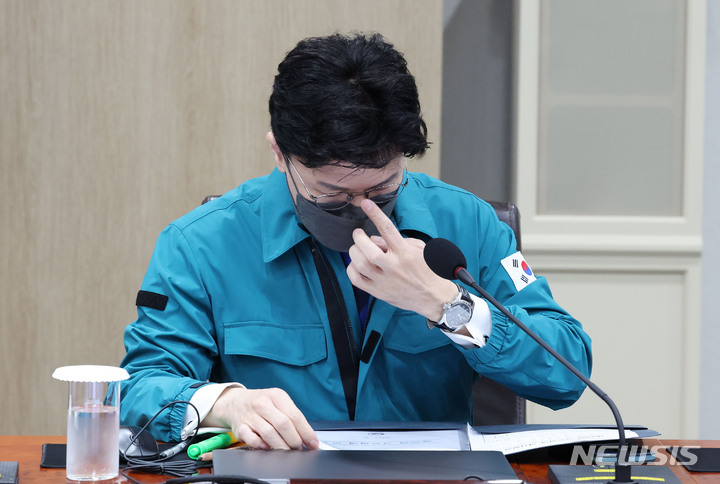 [서울=뉴시스] 홍효식 기자 = 한동훈 법무부 장관이 지난 7일 오전 서울 용산 대통령실 청사에서 열린 태풍 피해상황 긴급점검 국무회의에 앞서 자료를 살펴보고 있다. (대통령실통신사진기자단) 2022.09.07. yesphoto@newsis.com