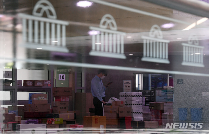 [서울=뉴시스] 김선웅 기자 = 추석을 사흘 앞둔 7일 서울 여의도 국회 의원회관 로비에 국회의원들 앞으로 도착한 추석 선물 택배들이 쌓여 있다. (공동취재사진) 2022.09.07. photo@newsis.com