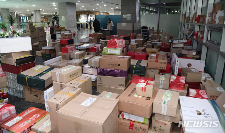 [서울=뉴시스] 김선웅 기자 = 추석을 사흘 앞둔 7일 서울 여의도 국회 의원회관 로비에 국회의원들 앞으로 도착한 추석 선물 택배들이 쌓여 있다. (공동취재사진) 2022.09.07. photo@newsis.com