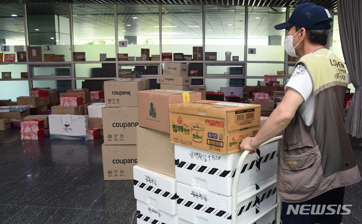 [서울=뉴시스] 김선웅 기자 = 추석을 사흘 앞둔 7일 서울 여의도 국회 의원회관 로비에 국회의원들 앞으로 온 추석 선물 택배들이 배달되고 있다. (공동취재사진) 2022.09.07. photo@newsis.com